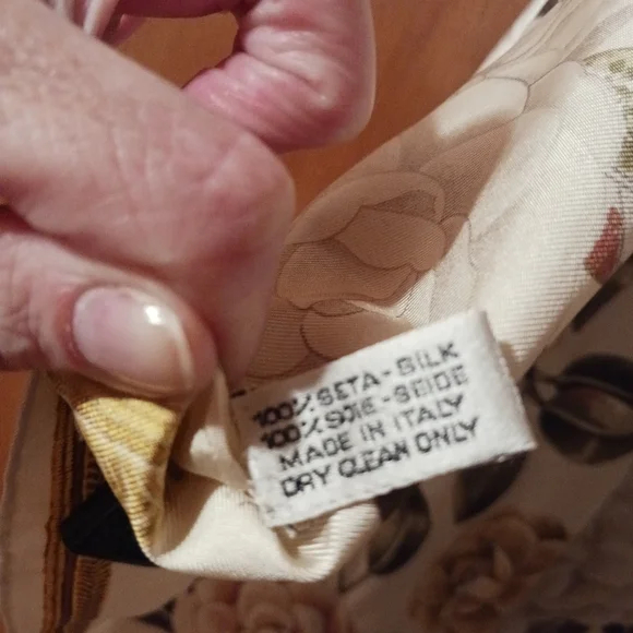 CHANEL VINTAGE 100% Silk logo Camellia Auth 34" x 35" Scarf Hand-rolled Hem - Picture 16 of 16